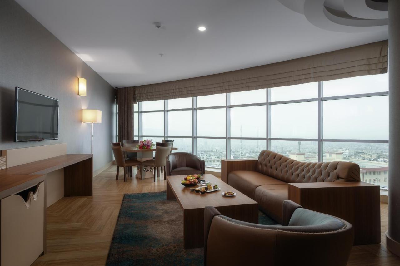 Titanic Hotel&SPA Sulaymaniyah Exterior foto A living room in a suite at the hotel