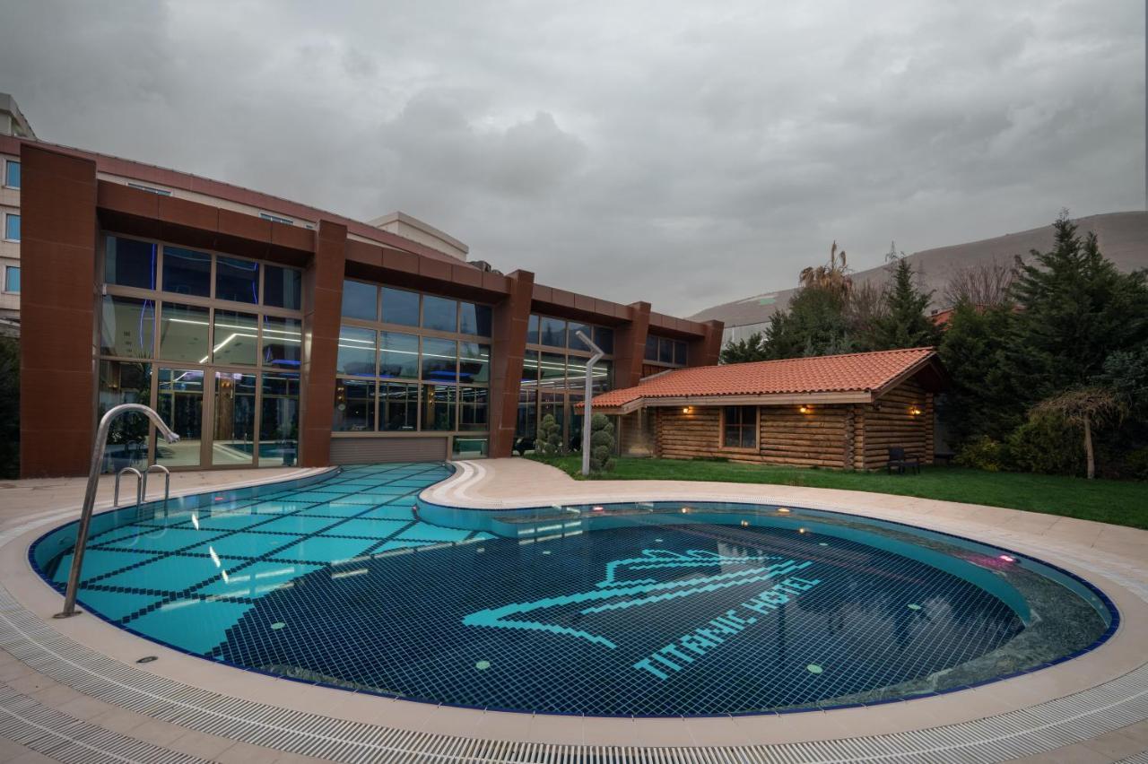 Titanic Hotel&SPA Sulaymaniyah Exterior foto The swimming pool at the hotel