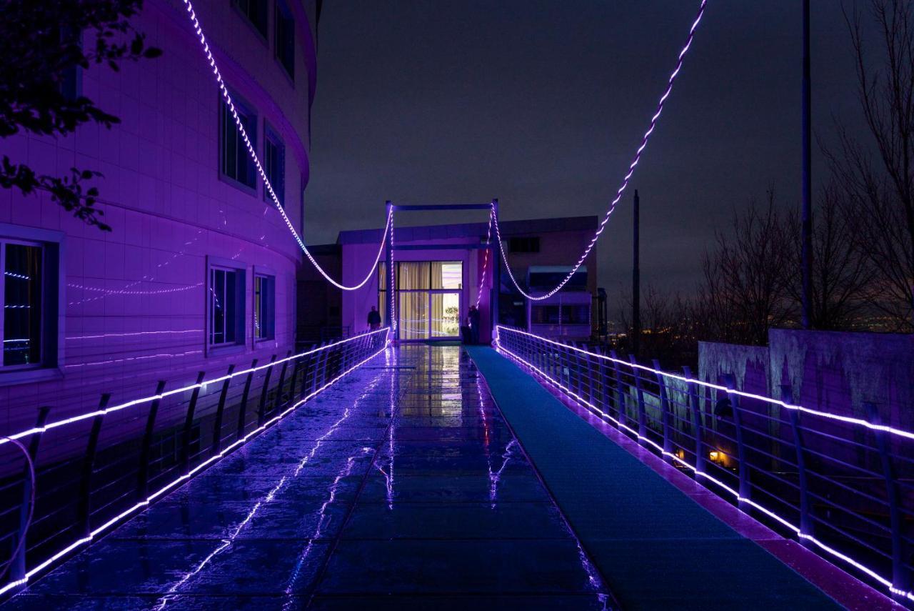 Titanic Hotel&SPA Sulaymaniyah Exterior foto The Skyway at night