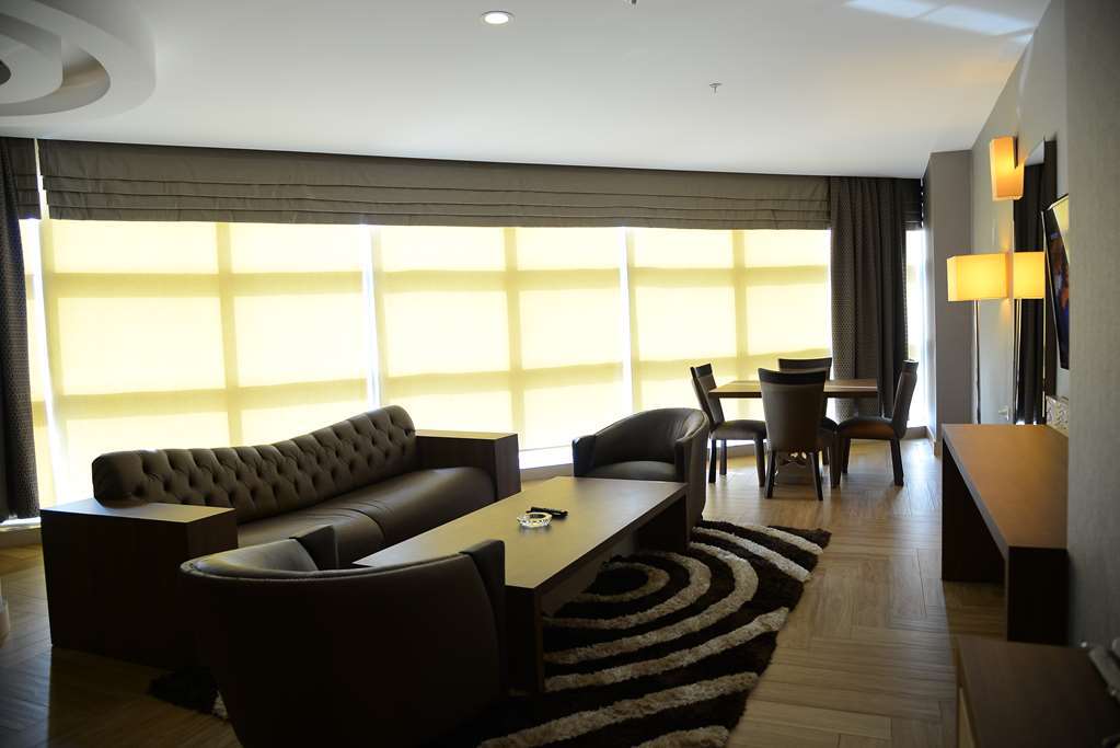 Titanic Hotel&SPA Sulaymaniyah Cameră foto A living room in a suite at the hotel
